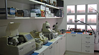 Laboratorio interno per il montaggio e riparazione occhiali di ogni tipo. 